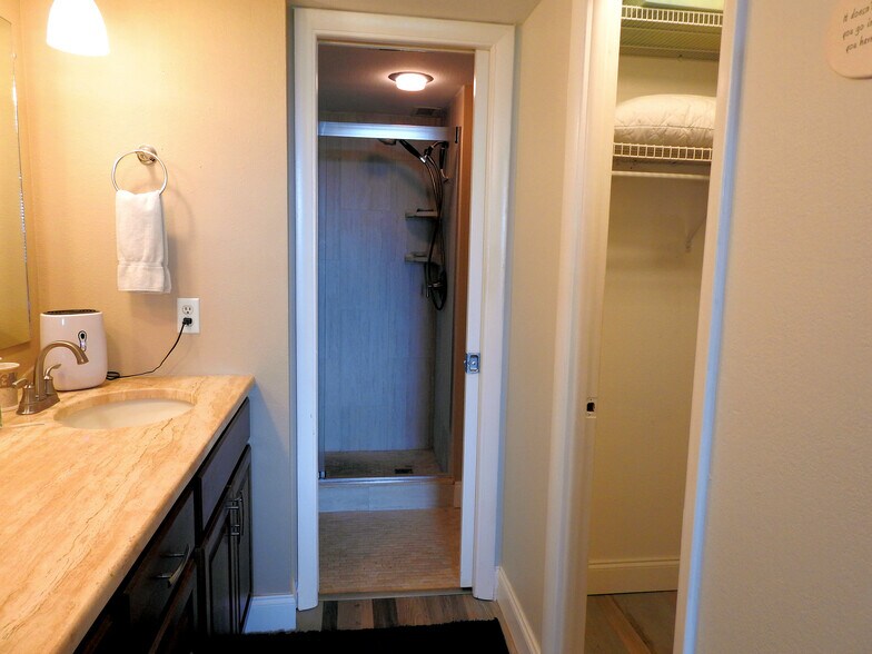 Building Photo - 2620 Cove Cay Dr