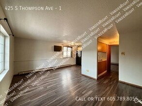 Building Photo - Charming 1 Bedroom With Walk-In Closet!