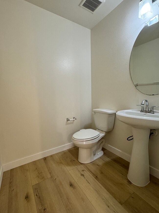 Building Photo - Newer Townhouse for lease in Eastvale.