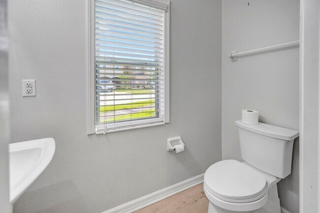 Building Photo - 3 Bedroom 2 Bathroom Townhouse