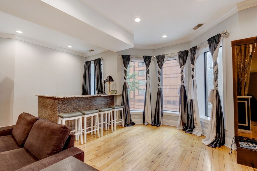 Building Photo - 20 W Ontario St