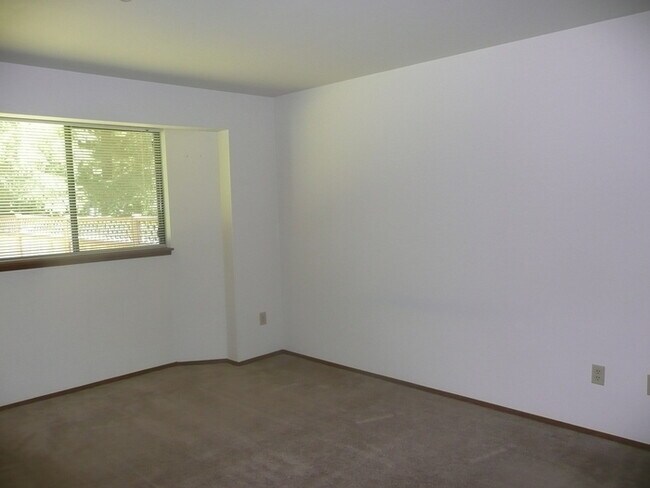 Building Photo - Spacious 2 Bedroom Duplex In Spanaway!