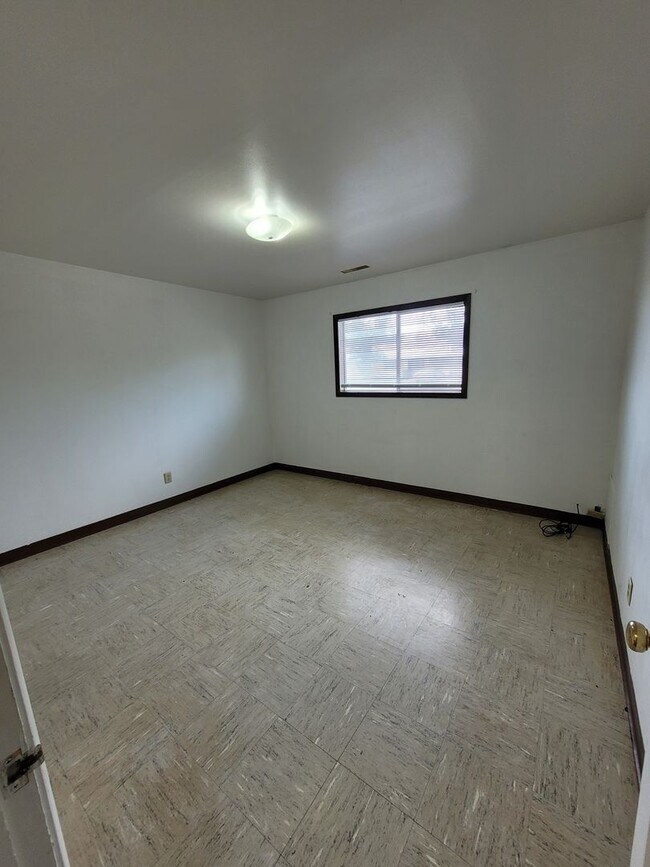 Building Photo - 1222-1224 Vandenberg Ave