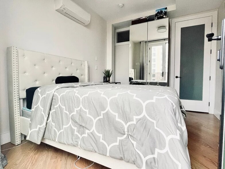 Building Photo - Furnished room/NOT APARTMENT