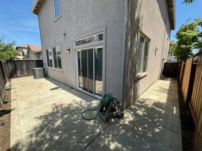 Building Photo - 301 Dragonfly Cir