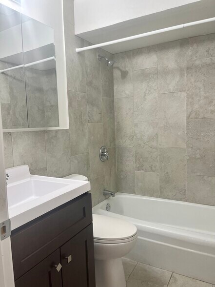 Building Photo - 3732 N Pine Grove Ave