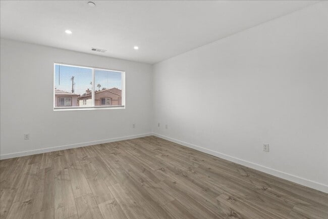 Building Photo - Fully Renovated 4 Bed 2.5 Bath Stunner In ...