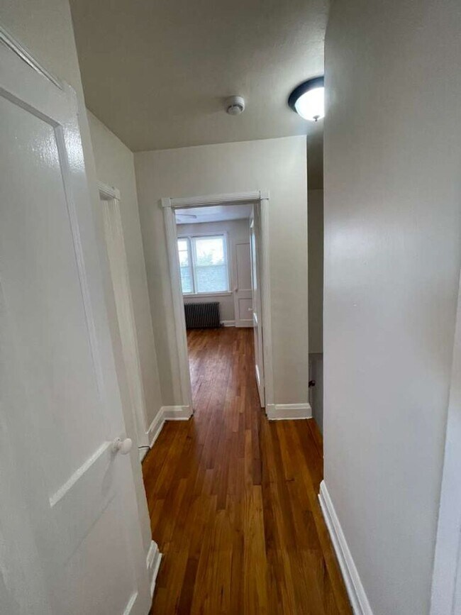 Building Photo - 1502 N Kenwood Ave