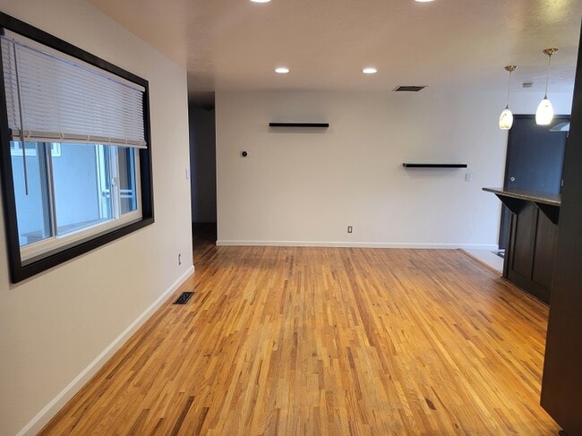 Building Photo - 485 Redwood Way
