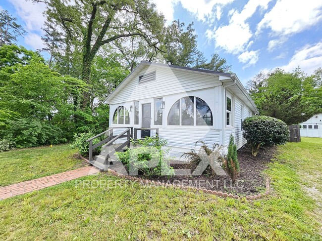 Building Photo - Charming 3Bd/2 Ba Renovated Craftsman Styl...