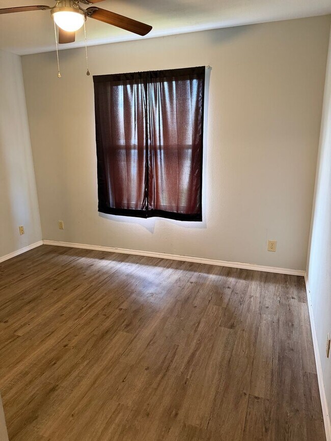 Building Photo - Presley Duplex