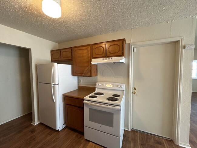 Building Photo - 2108 Carousel Dr