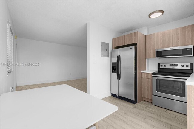 Building Photo - 810 Salzedo St