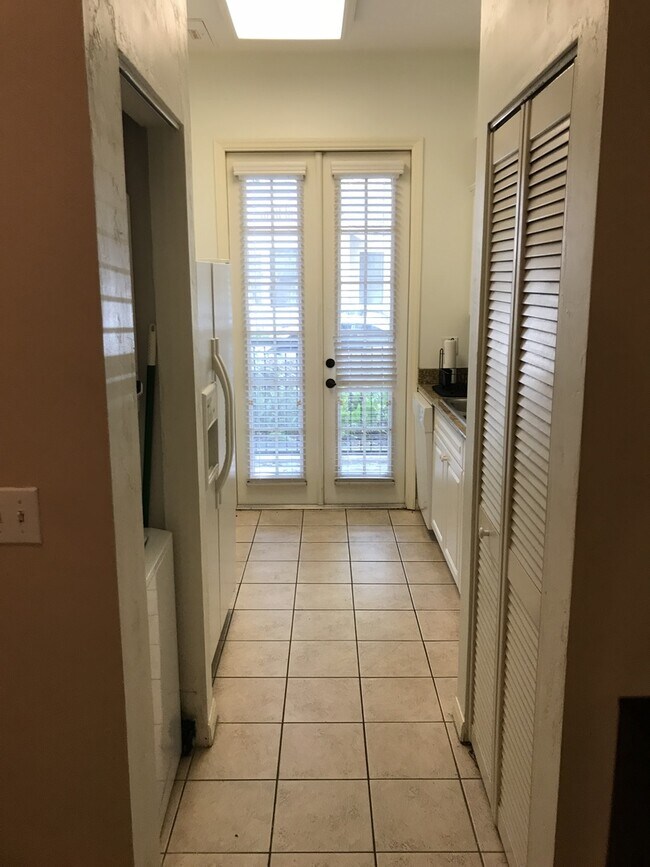 Building Photo - Saint Charles - Luxury 2 Bedroom, 2 Bathroom Condo