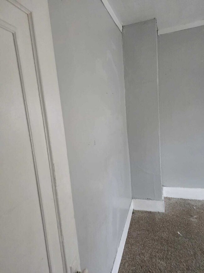 Building Photo - 2-Bedroom Gem on Barrie Avenue – Perfectly Quaint Living in Flint!