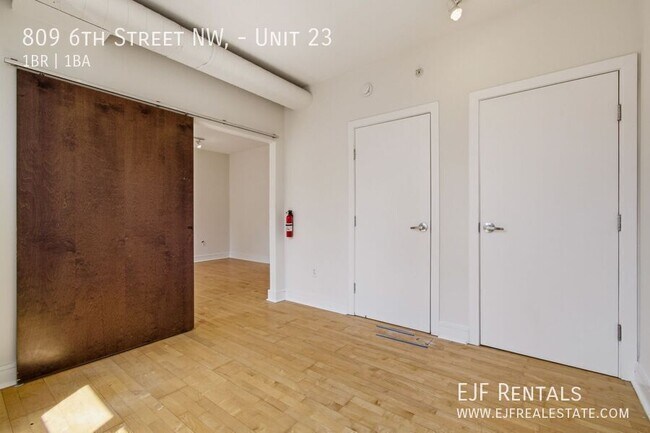 Building Photo - 809 6th St NW