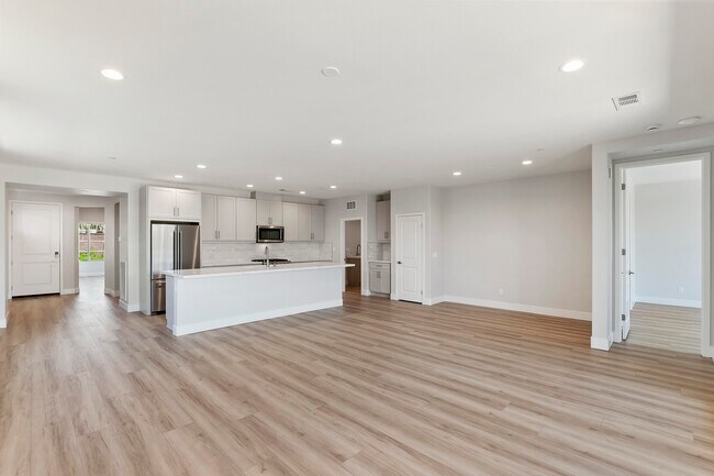 Building Photo - 51600 Sidewinder Dr