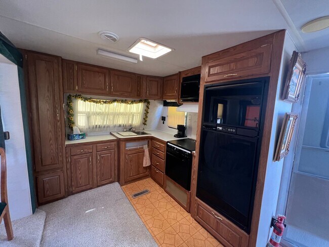 Building Photo - SHORT TERM FOOTHILLS RETREAT!