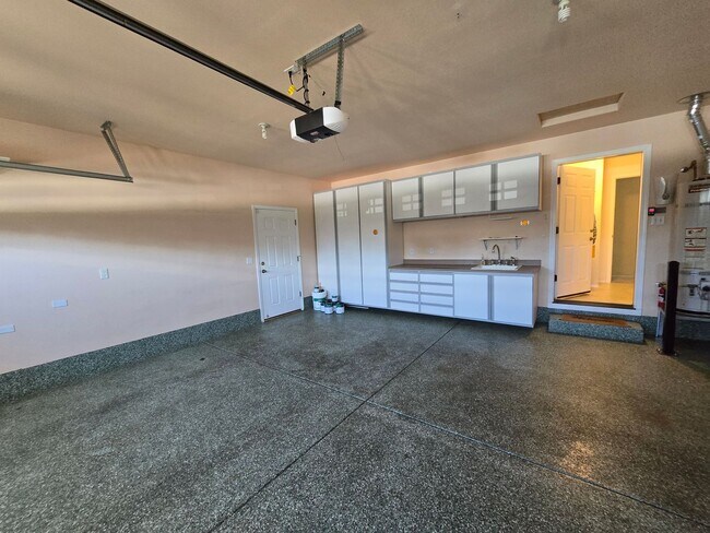 Building Photo - 3 bed 2 bath  Home for Rent in Grants Pass