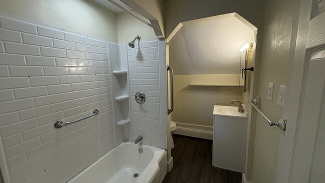 Building Photo - 4 Bed, 1 Bath, plus Bonus Room in Rochester!