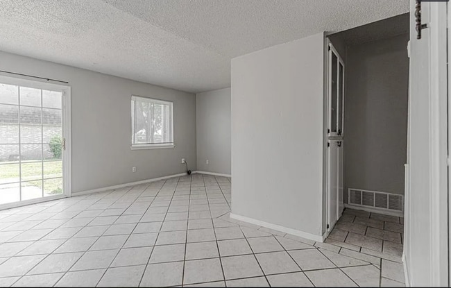 Building Photo - 1402 Bill Carrol Dr