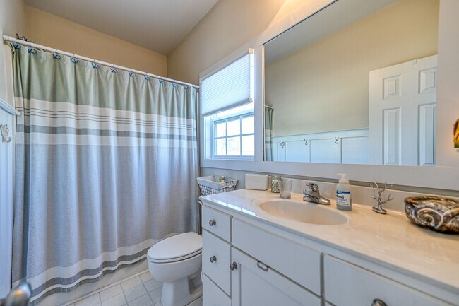 Building Photo - OFF-SEASON FURNISHED RENTAL AVAILABLE JAN and FEB '26