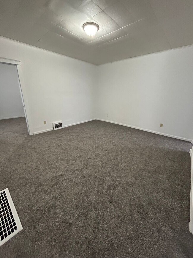 Building Photo - 3 Bedroom 2 Bathroom Apartment Near Gundersen