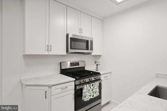 Building Photo - 16 E Linden St