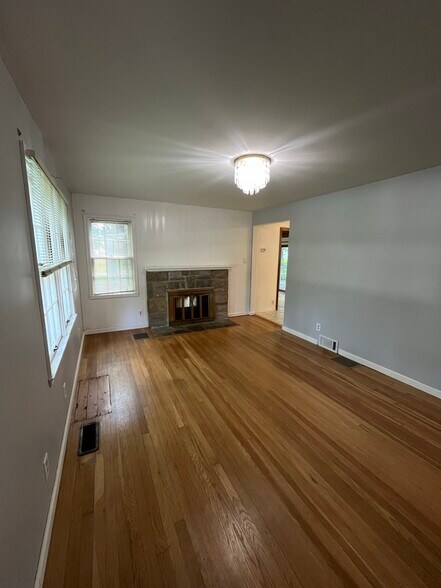 Building Photo - 697 Rosehill Rd