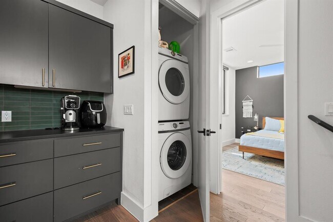 Building Photo - 3406 E 17th St