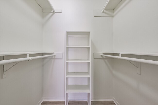 Building Photo - 10122 Waterstone Dr