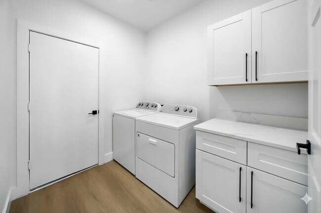 Building Photo - 7505 Larchmont Dr