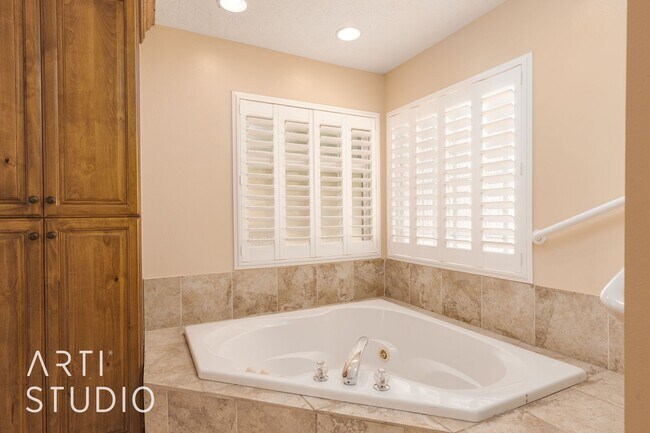 Building Photo - Spacious 4 Bedroom, 3 Bathroom Home for Rent