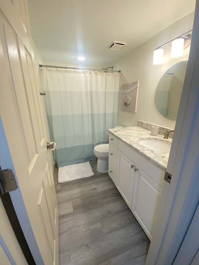 Building Photo - 2 bedroom 2 bathroom furnished seasonal re...