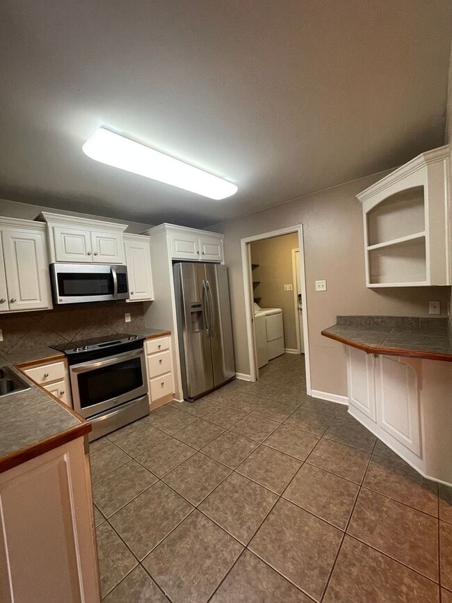 Building Photo - Convenient Sherwood Location