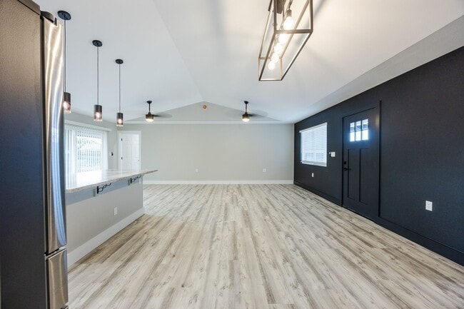 Building Photo - New modern studio with one bath