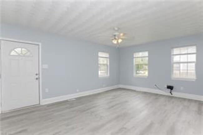 Building Photo - Renovated 3 bed, 1.5 bath Single-Family