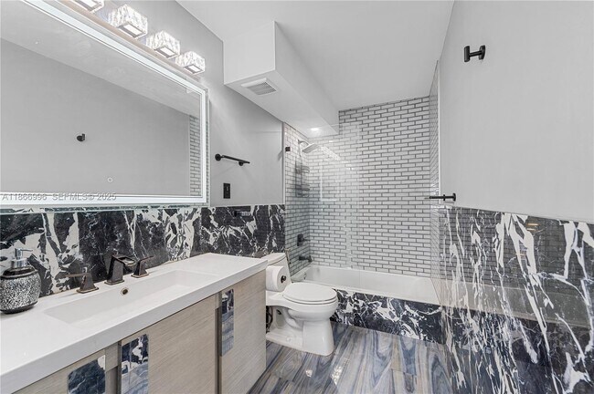 Building Photo - 1345 Lincoln Rd