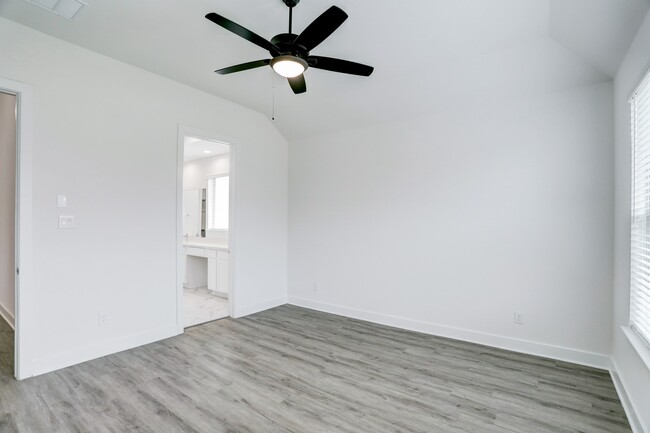 Building Photo - 3003 Lago Costa Dr