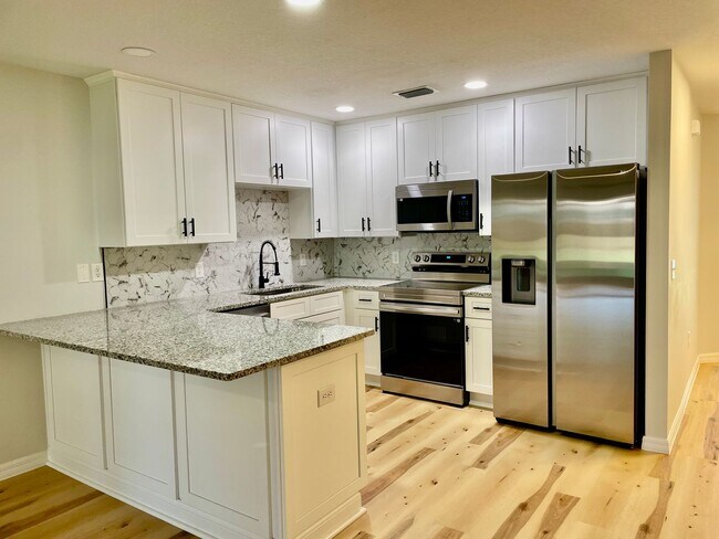 Building Photo - Remodeled Townhouse - Granite Counters, Fe...