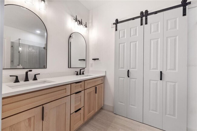 Building Photo - 2727 W Chestnut St