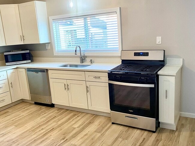 Building Photo - 1 Bedroom with nice size rooms