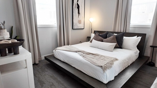 Building Photo - 1424 N Park Pl