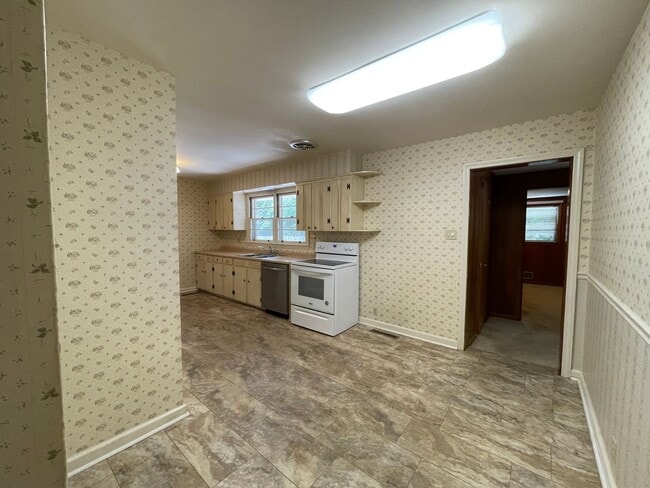 Building Photo - 3 Bed, 1.5 Bath Home