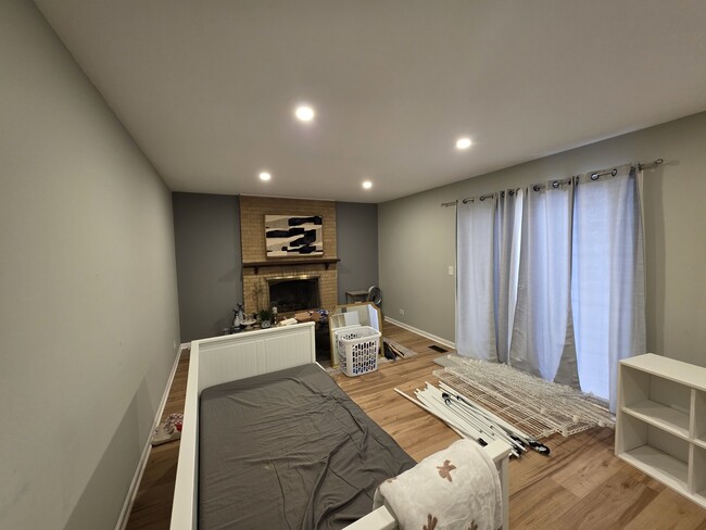 Building Photo - 713 Old Post Rd