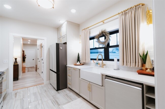 Building Photo - 1011 Nutwood St