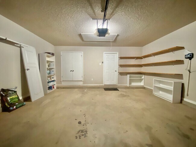 Building Photo - Great 3 bed 2 bath now available in Frensh...