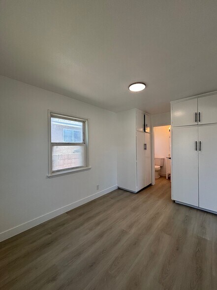 Building Photo - 1512 W 5th St