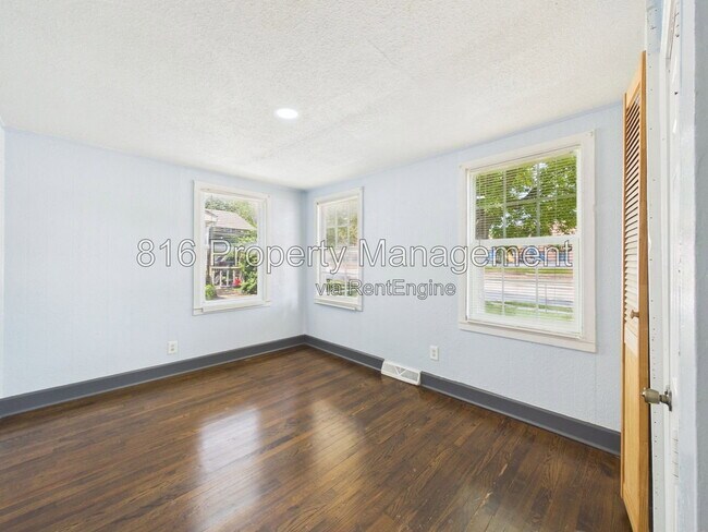 Building Photo - 810 S Woodland Ave