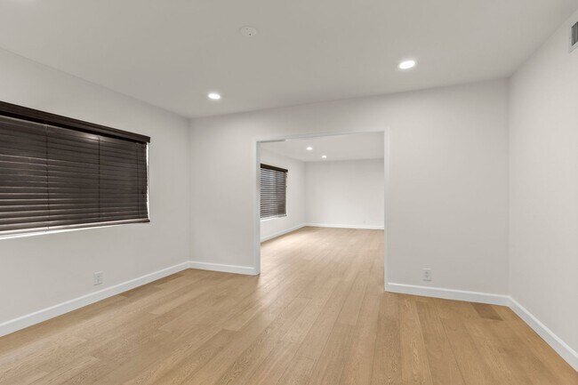 Building Photo - 148 S Oakhurst Dr
